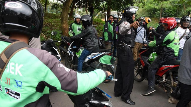 Melalui wakil walikota Depok Pradi Supriatna, peraturan walikota yang mengatur transportasi online diterbitkan. Apa saja poin krusial di kebijakan tersebut?