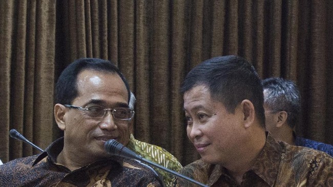 Selain dituntut mampu menekan harga pangan, pemerintah juga diminta bisa meredam inflasi yang disebabkan oleh harga energi yang ditentukan negara.