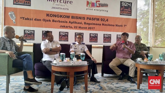 Revisi Permenhub Nomor 32 Tahun 2016 disebut mencakup aturan tarif dan kuota kendaraan, juga pengecualian pelat kuning bagi pelaku taksi online.