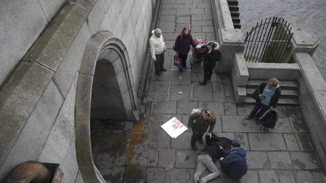 Pelaku penyerangan dilaporkan melaju  pejalan kaki di dekat jembatan di Westminster.