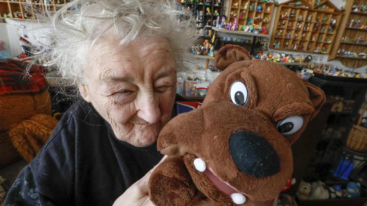 Nenek Hidup Enam Dekade dengan 20 Ribu Boneka