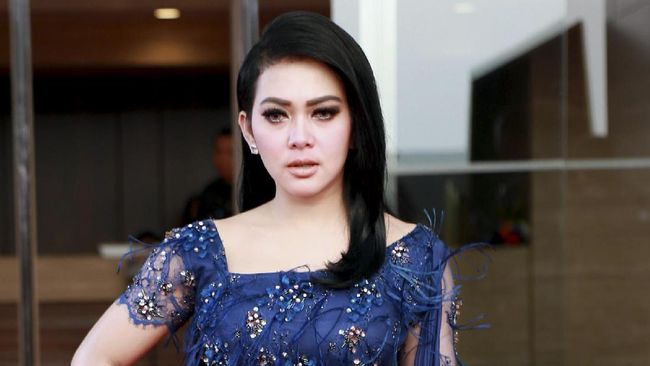 Baru-baru ini Syahrini dan adiknya mengunggah cuplikan film terbaru saat premier di bioskop, melalui fitur Instagram Story.