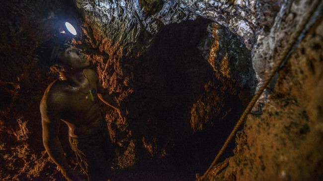 Ender Moreno looks for gold at La Culebra gold mine in El Callao, Bolivar state, southeastern Venezuela on March 1, 2017.
Although life in the mines of eastern Venezuela is hard and dangerous, tens of thousands from all over the country head for the mines daily in overcrowded trucks, pushed by the rise in gold prices and by the severe economic crisis affecting the country, aggravated recently by the drop in oil prices. / AFP PHOTO / JUAN BARRETO / TO GO WITH AFP STORY by Maria Isabel SANCHEZ