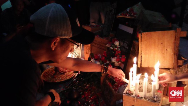 Satu malam setelah Patmi meninggal, sejumlah elemen masyarakat berkumpul, menyalakan lilin dan berdoa untuk mengenang sang peserta aksi #DipasungSemen2 itu.