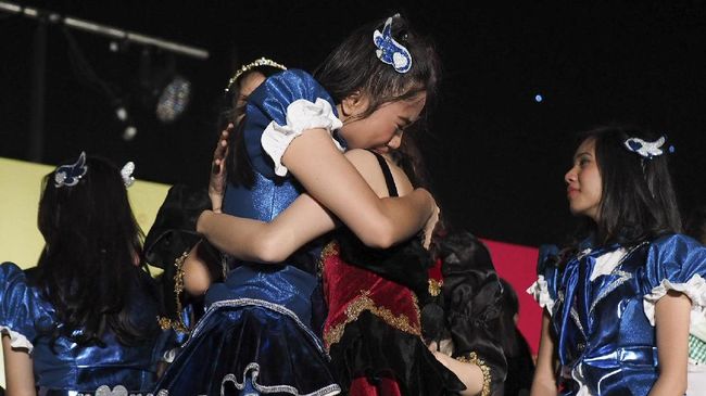 Setelah berjam-jam bungkam terkait kejadian bunuh diri sang manajer, satu per satu anggota JKT48 mulai banjiri Twitter dengan ungkapan duka.