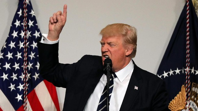 Presiden Donald Trump mengatakan pada beberapa anggota kongres bahwa dia mempertimbangkan aksi militer di Suriah sebagai balasan atas serangan kimia.