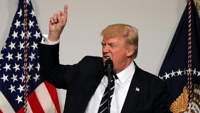 Donald Trump Diprediksi Segera Mengundurkan Diri Banyak konflik kepentingan, Senator senior Partai Demokrat menganggap Donald Trump tak lama lagi akan mengundurkan diri dari jabatannya sebagai presiden AS.