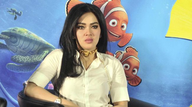 Syahrini kembali menuai kontroversi karena berpose di situs bersejarah di Jerman, Holocaust Memorial. Empati sosial sang biduan dianggap kurang terasah.