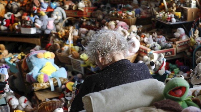 Nenek Hidup Enam Dekade dengan 20 Ribu Boneka