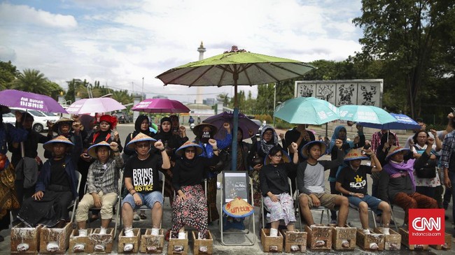 Sehari setelah petani bernama Patmi wafat, aktivis dan warga Kendeng kembali protes di depan Istana. Mereka akan terus protes sampai Jokowi turun tangan.