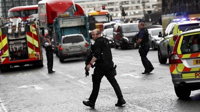 Polisi dilaporkan menangkap tujuh orang dan menggeledah enam lokasi berbeda terkait teror yang menewaskan lima orang dan melukai 40 lainnya di London.