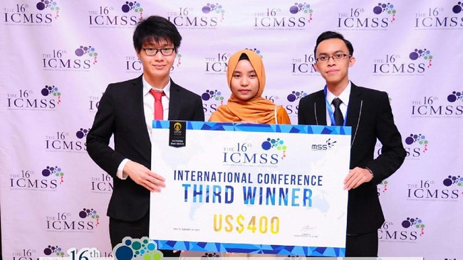 Tiga mahasiswa President University yang tergabung dalam The Lannisters, berhasil menjadi juara tiga di ajang Indonesia Capital Market Student Studies 2017.