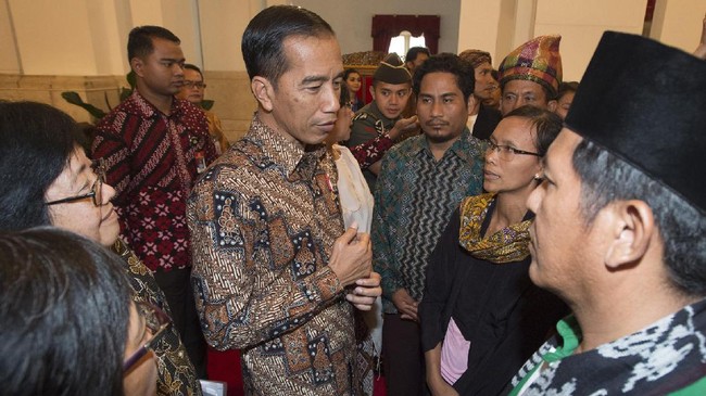 Gunarti, petani asal Pegunungan Kendeng, memiliki waktu singkat untuk menyampaikan protes kelompoknya kepada Jokowi. Ia meminta Jokowi menepati janji.