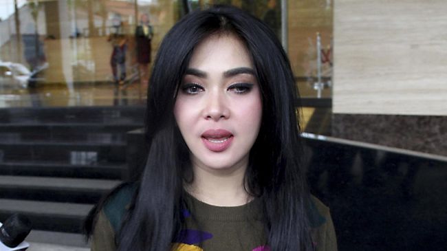 Selain bisa bergaya atau berakting di depan kamera, beberapa selebriti juga tak malu bertingkah aneh yang kadang membuat penontonnya jengah.