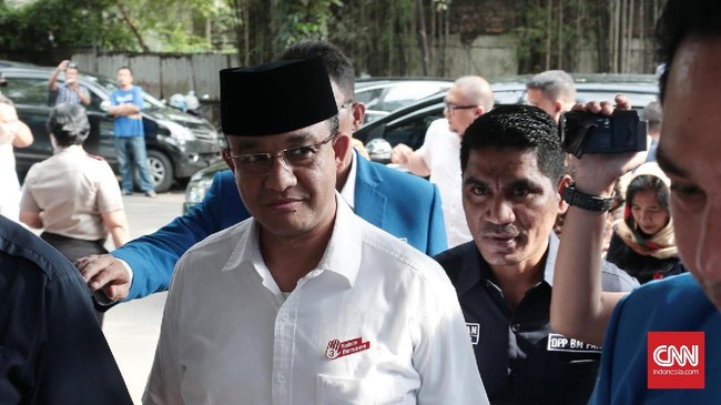 Kedua relawan Anies Baswedan-Sandiaga Uno membagikan uang pecahan Rp2 ribu di Kampung Akuarium, Jakarta Utara.