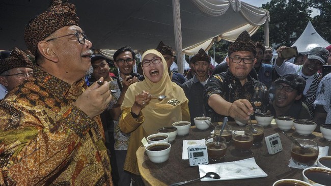 Wagub Jabar Deddy Mizwar mengaku sudah intensif berkomunikasi dengan parpol untuk mendapat dukungan dalam Pilkada Jabar.
