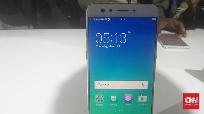 Oppo F3 Plus memboyong fitur dual kamera selfi beresolusi 16 MP dan 8 MP untuk berswafoto secara berkelompok.