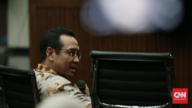 Teguh Juwarno menjabat sebagai Wakil Ketua Komisi II DPR hingga September 2010. Dia menegaskan tidak tahu menahu soal kelanjutan pembahasan proyek e-KTP.