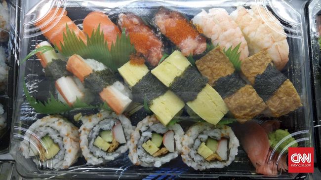 Dulunya sushi dianggap sebagai makanan kelas atas karena harganya yang mahal, tapi kini ada beragam varian sushi yang dijual dengan harga ekonomis.