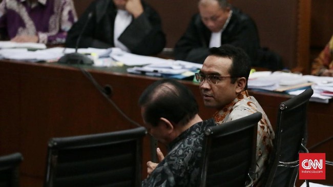 Rencana awal pembiayaan proyek e-KTP menggunakan Pinjaman dan Hibah Luar Negeri, namun dinilai akan berpengaruh pada aspek keamanan maupun kerahasiaan proyek.