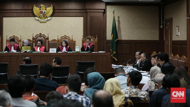Bantahan Miryam dalam BAP dinilai mempersulit persidangan. Jawabannya dianggap tidak logis karena membantah semua kesaksian dalam BAP.