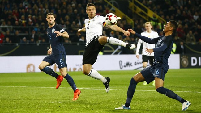 Kemenangan Jerman 1-0 atas Inggris terasa spesial karena gol penentu dicetak oleh Lukas Podolski yang resmi pensiun dari Die Mannschaft usai laga ini.