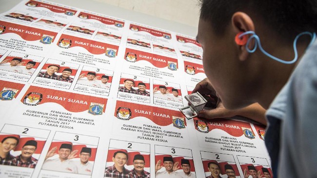 Sebanyak 23 polisi akan berjaga 24 jam sampai pencetakan selesai tanggal 29 Maret. Penjagaan dilakukan secara bergantian berdasarkan pembagian jam pengawalan.