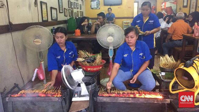 Selain rujak cingur dan lontong balap, Surabaya punya banyak tempat kuliner mantap yang seru dijelajah seperti STMJ dan rawon. Beberapa bahkan buka 24 jam.