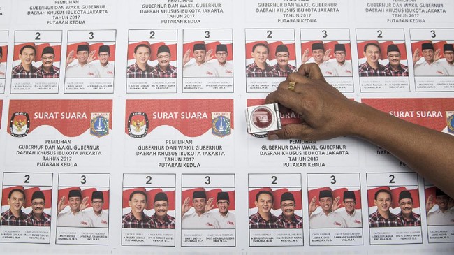 KPK memastikan akan memfasilitasi 13 tahanan ber-KTP Jakarta untuk menggunakan hak pilihnya pada Pilkada DKI putaran kedua, Rabu (19/4) esok.