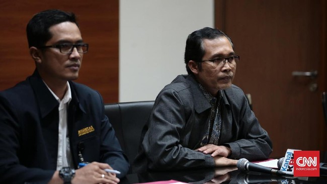 Sejak siang hari ini, Andi Agustinus alias Andi Narogong dibawa ke kantor KPK terkait kasus dugaan korupsi proyek pengadaan e-KTP.