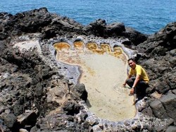 Ada Telapak Kaki Raksasa di Bibir Pantai Indonesia!