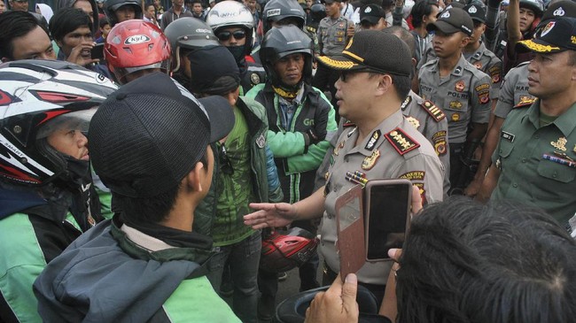Pengemudi layanan transportasi berbasis aplikasi di Kota Bandung dilaporkan masih tetap beroperasi seperti biasa.