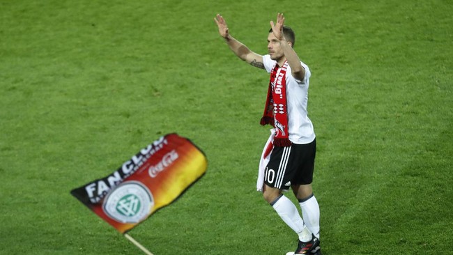 Lukas Podolski mengakhiri laga terakhirnya bersama Timnas Jerman dengan manis seusai mencetak gol penentu kemenangan Der Panzer 1-0 atas Inggris.