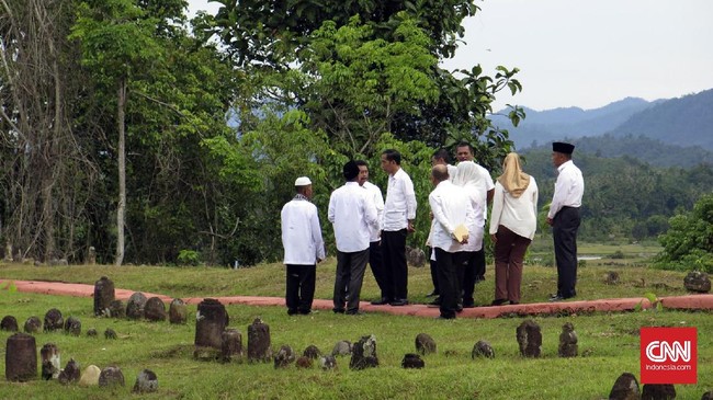 Al Mahligai adalah kompleks pemakaman tokoh-tokoh penyebar agama Islam yang terletak di Kecamatan Barus, Kabupaten Tapanuli Tengah, Sumatera Utara.