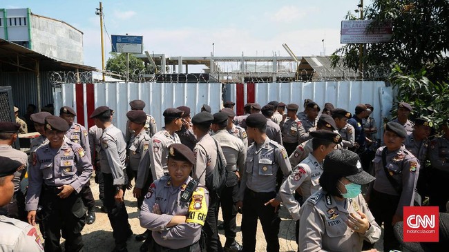 Puluhan polisi masih berjaga di sekitar area bangunan Gereja St.Clara, dua jam setelah massa yang menolak pembangunan gereja itu membubarkan diri.