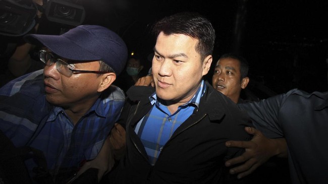 Vidi Gunawan pernah diminta kakaknya, Andi Narogong, menyerahkan uang kepada Yosef Sumartono. Namun ia tak tahu sumber uang tersebut.