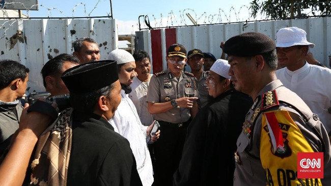 FPI dan ormas Islam lain menuduh Rahmat Effendi melanggar kesepakatan soal Gereja Santa Clara. Di sisi lain, Rahmat berkeras tak akan mencabut IMB gereja itu.