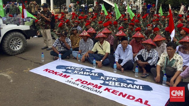 KPK juga dituntut tuntaskan kasus dugaan suap Rp100 juta dari Densus 88 pada keluarga terduga teroris yang tewas, Siyono.
