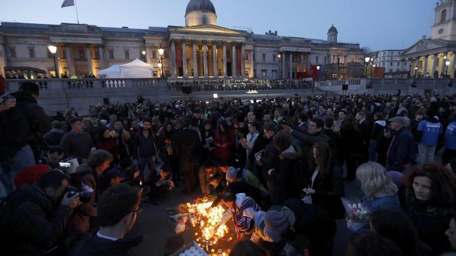 Ribuan warga London dan sejumlah pejabat publik berkumpul di alun-alun kota menunjukkan rasa belasungkawa dan solidaritas terhadap para korban teror.