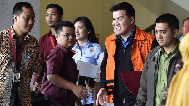 Andi Narogong mengaku awal pertemuannya dengan Setya Novanto pada 2009 terkait dengan pengadaan kaos dan atribut kampanye.