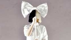 8 Tahun Vakum dari Dunia Musik, Sia Bakal Rilis Album Teranyar