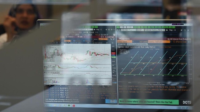 IHSG menguat tipis 0,04 persen ke level 5.461 pada penutupan perdagangan Jumat (13/11). 