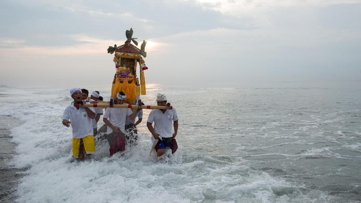 Melebur Dosa dalam Ritual Melasti