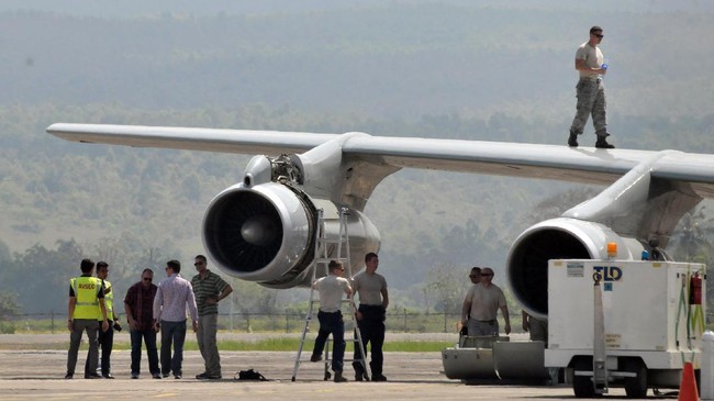 Pria Tewas Tersedot Mesin Pesawat di Bandara Italia Menurut penjelasan pihak bandara, sebelum insiden pria itu dikejar petugas karena masuk ke landasan pacu.
