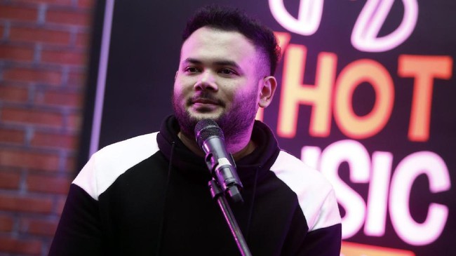 Kedua orangtua penyanyi dangdut Ridho Rhoma sudah mengunjungi puteranya, Sabtu (25/3) malam. Mereka baru tahu puteranya memakai narkoba.