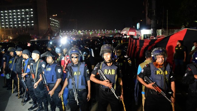 ISIS mengklaim bertanggung jawab atas sejumlah serangan di Bangladesh, tapi pemerintah tak mengakui adanya jaringan kelompok militan itu di negaranya.