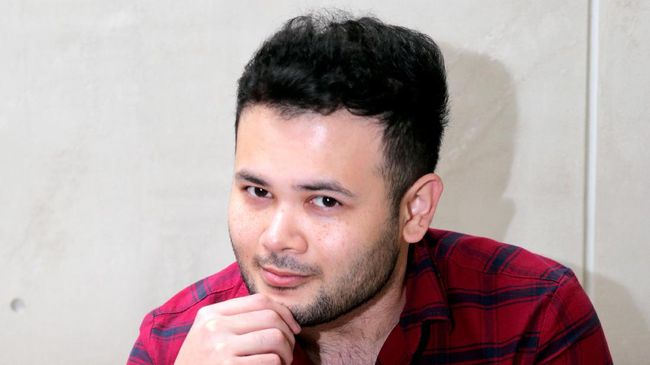 Kakak Ridho Rhoma, Debby Veramasari Irama berharap adiknya tersebut dapat tetap fokus pada karirnya dalam dunia seni usai menjalani kasus narkotik kelak.