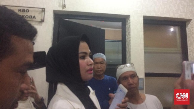 Penyanyi dangdut Camel Petir mendatangi Polres Jakarta Barat untuk mengunjungi Ridho Rhoma. Tapi dia belum diizinkan masuk.