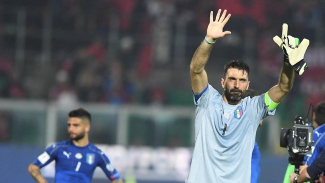 Seakan tak mau berbicara pensiun, kiper legendaris Juventus dan Timnas Italia Gianluigi Buffon menyatakan masih ingin merayakan penampilan ke-2000.