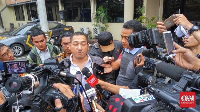 Kuasa hukum menyebut Ridho Rhoma pantas direhabilitasi karena seorang pengguna narkotik, bukan pengedar. Permohonanan rehabilitasi akan diajukan besok.